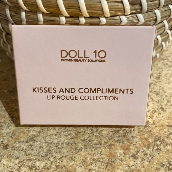 NWT DOLL VAULT
KISSES & COMPLIMENTS LIP ROUGE COLLECTION - Picture 2 of 3